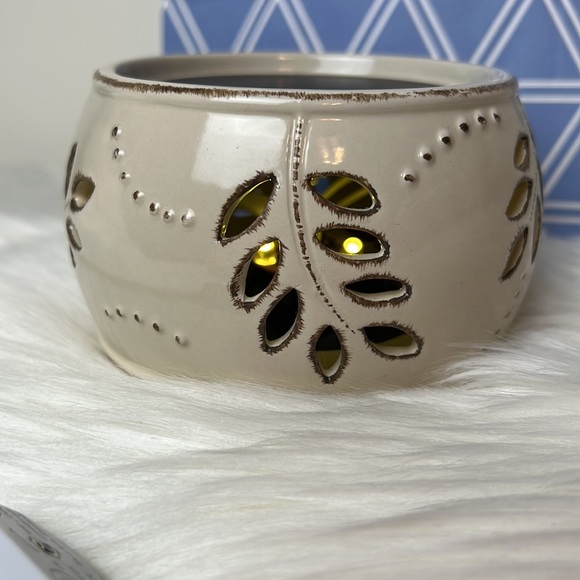 Yankee Candle Electric Leaf and Berry Tart or Candle Warmer Ivory with light - Picture 2 of 11